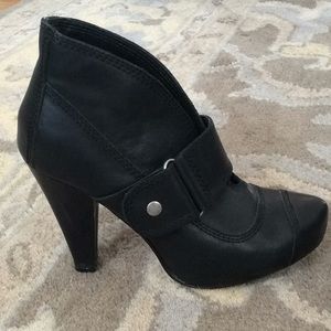 Seychelles Snap bootie